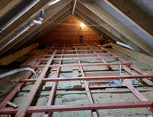 Zateplení stropu rodinného domu pomocí foukané izolace